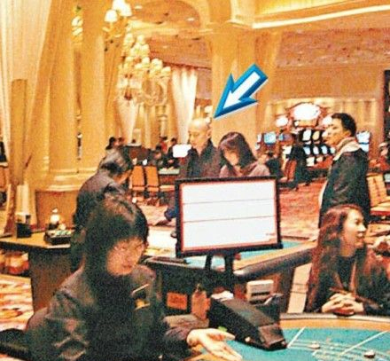 葛优在澳门赌场的旧照:我就看看还不行?
